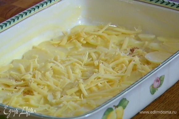 Смазать форму сливочным маслом и выкладывать в нее картофель слоями, каждый слой посыпать мускатным орехом и сыром.