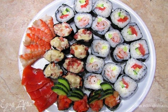 Итак имеем на каждую порцию: Гункамимаки - 3 шт с различными вариантами начинки Маки (ролы) - 4 шт по две с различными вариантами начинки. Примерно по три креветки и три кусочка рыбы в качестве Сашими. Лично я выложил все суши на одно блюдо. Подавайте суши с соевым соусом (для каждого гостя в отдельной посуде), маринованным имбирем и вассаби. Очень хорошо с суши идет зеленый чай Моргентау (или Грюн Матине) - по крайней мере именно такие названия я слышал.