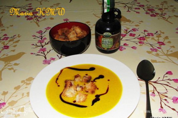 Подавая к столу украсить суп сухариками, зеленью, маслом тыкв. семечек и семечками тыквы. Приятного аппетита!