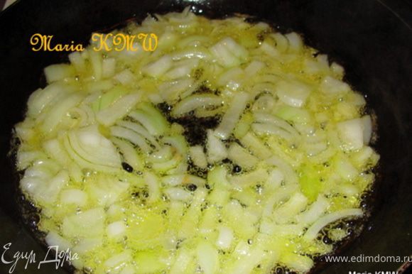 Пока чечевица варится, почистим, порежем и обжарим лук с сахаром, имбирем, и корицей на топленном масле.