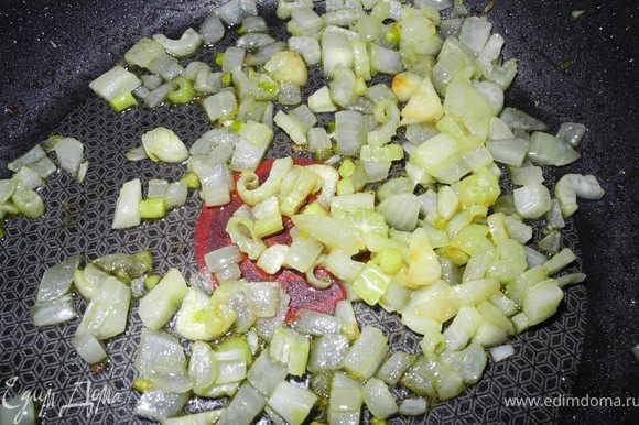 Мелко нарезанные лук, чеснок и сельдерей слегка обжарим до прозрачности на сливочном масле.