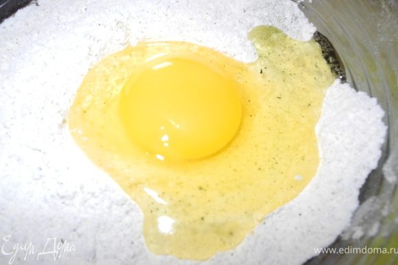 Добавила муку, вмешала туда яйцо, а затем маленькими порциями стала добавлять размягченное сливочное масло.