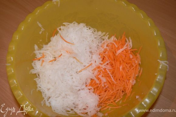дайкон натереть на тёрке для корейской моркови.Посолить, дать постоять, чтобы редька пустила сок, затем слегка отжать её, сок вылить. Морковь так же натереть на терке.
