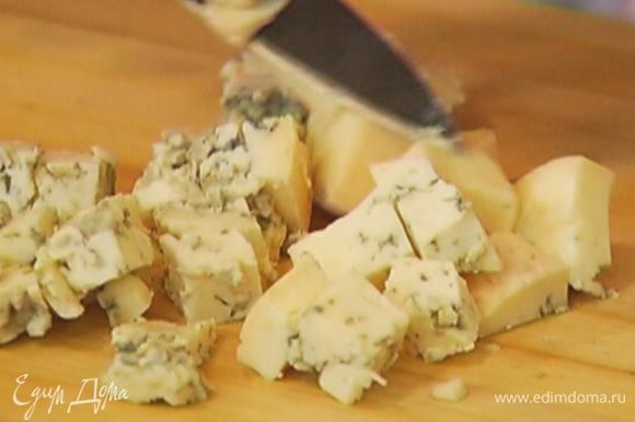 Голубой сыр нарезать кубиками и перемешать с маскарпоне и яйцами.