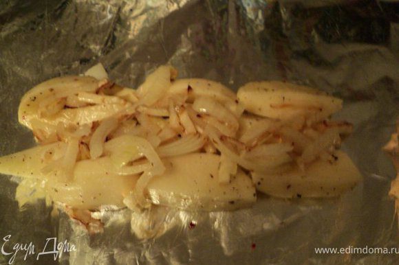 На 2 слоя фольги длиной 40см выложить слой картофеля, половину лука с сельдереем.