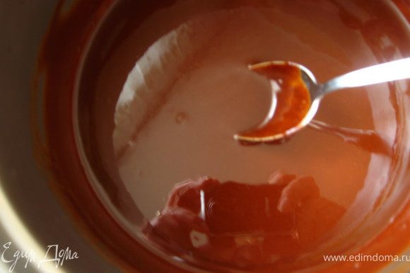Сливочное масло растопить с шоколадом.