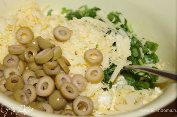 Сыр натереть на средней терке, оливки порезать колечками.