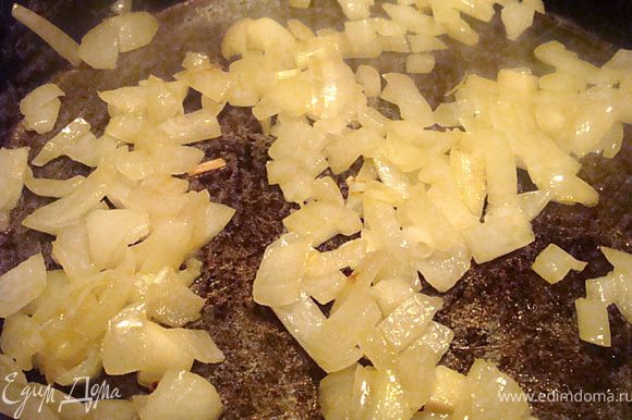 Лук режем не очень крупно и обжариваем на сливочном масле (для придания насыщенного сливочного вкуса нашему крем-супу). Картофель чистим-режем кубиком и отвариваем. Вынимаем из воды. Воду не сливаем. Прокручиваем в блендере или измельчаем погружным миксером картофель и лук.