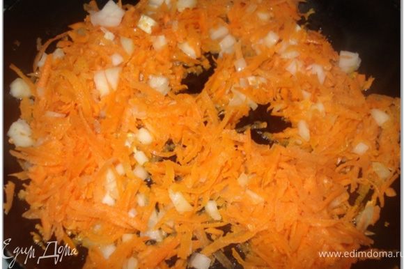 Лук нарезать мелкими кубиками. Морковь натереть на крупной терке и обжарить морковь с луком до мягкости. Добавить пропущенный через пресс чеснок и перемешать.