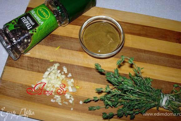 Через 20 мин. добавьте горчицу, лавровый лист и тимьян, посыпьте молотым перцем.