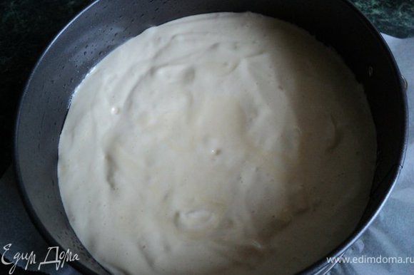 Охлажденную сметану взбить с йогуртом и сахаром до загустения, в конце добавить несколько капель ванильной эссенции.