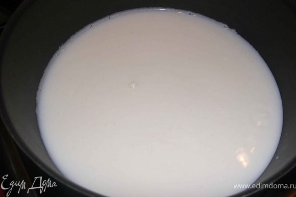 700 мл молока подогреть с 100 гр сахара до полного растворения.