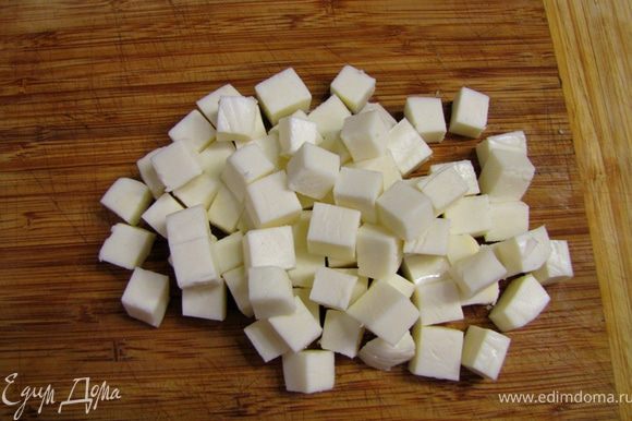 Белки режьте кубиками. Нарежьте сыр кубиками со стороной 1 сантиметр.