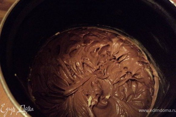 В остальной крем добавить растопленный шоколад и смазать кремом шоколадный рулет.