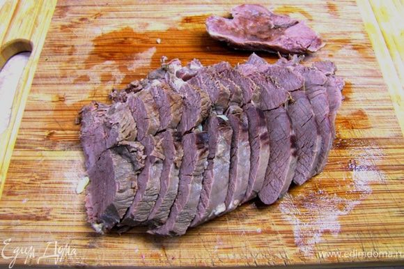 Нарезаем мясо толщиной в пол сантиметра.