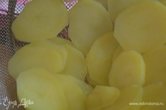 Картофель почистить, нарезать тонкими кружками, затем залить кипятком, посолить и варить практически до готовности.