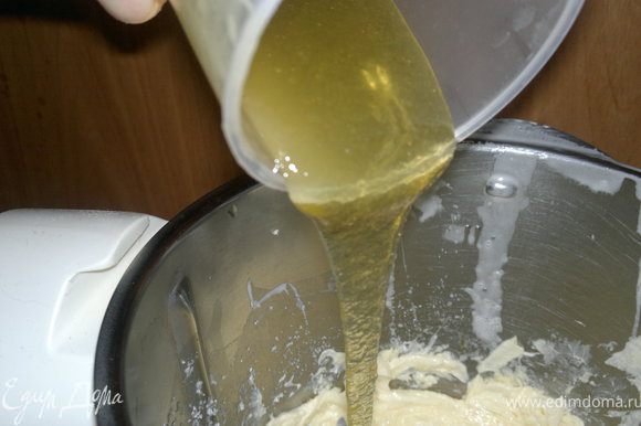 В масляную массу добавить соду(не гасим),мед, перемешать.