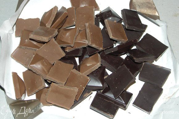 Шоколад поломала крупно,на квадратики.В кексе попадался не часто,но очень эффектно.