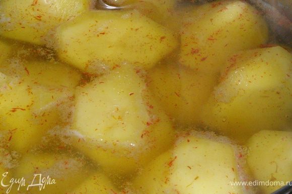 Картофель зальем кипятком, чтобы он почти полностью закрывал клубни. Добавим столовую ложку соли и половину порошка шафрана, накроем крышкой и будем варить на медленном огне около 6 минут. Важно не переварить картошку!