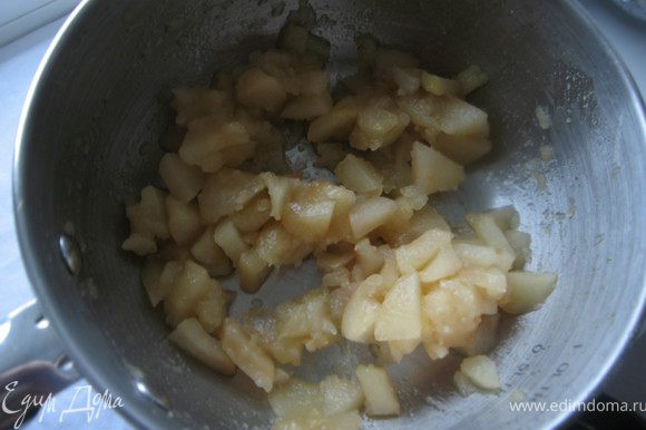 Яблоки очистить, порезать и добавить мед и протушить до мягкого состояния. Остудить.