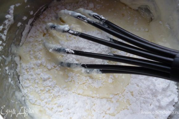 Для крема:охлажденную сметану взбить до легкой пены с сахарной пудрой.