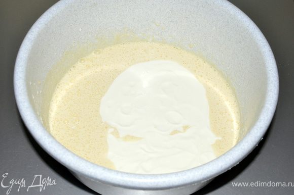 Добавьте к ним стакан сметаны и хорошо перемешайте. Чем еще замечателен этот пирог, так тем, что сметану можно заменить домашним кефиром (кислым молоком), домашним йогуртом. Кстати, на кислом молоке он получается еще вкуснее и воздушнее.