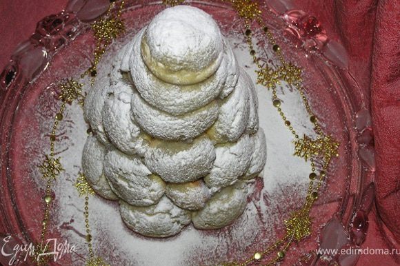 В классическом варианте крокембуш украшают нитями из карамели, но я сделала "снежный" декор. Просто обсыпала сахарной пудрой. Вуаля! С Рождеством ВАС! Угощайтесь :)