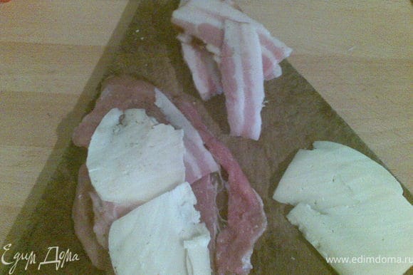 посолить,поперчить свиные отбивные(я мясо даже не отбивала просто тонко нарезала) выложить на одну отбивную тонко нарезанные сыр и ветчину.
