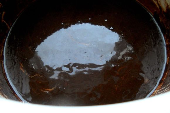 Шоколад и масло растопить на медленном огне, помешивая (можно использовать водяную баню).