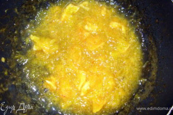 В оставшийся соус добавить апельсиновые дольки без прожилок и поварить их пару минут на слабом огне, пока они не соединятся с соусом.