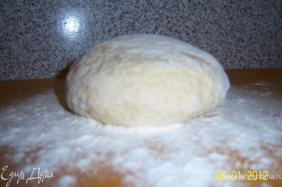 В муку добавить яйцо, соль и замешивать тесто на холодной воде.