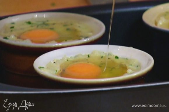В каждое углубление разбить по яйцу и отправить формочки в разогретую духовку на 12 минут.
