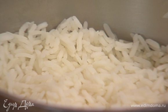 Рис залить горячей водой, посолить и варить 15 минут. Затем откинуть на дуршлаг и промыть холодной водой.