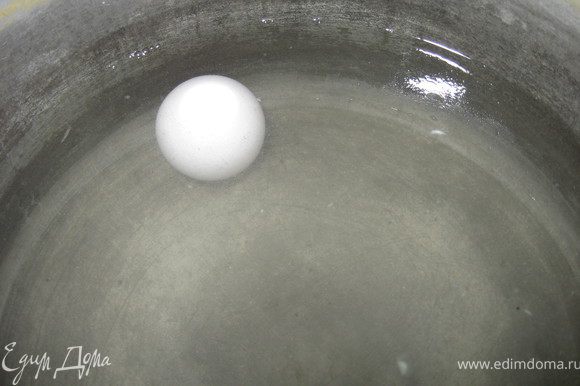 Приготовьте рассол: воду возьмите из такого расчета, чтобы хватило залить капусту в подходящей емкости так, чтобы вода немного покрывала капусту. В воду добавьте столько соли, чтобы опущенное сырое яйцо осталось на поверхности. Рассол должен быть очень крепкий (можно изначально нарезанную капусту уложить в емкость, залить водой, затем слить ее и, имея точный объем воды, приготовить рассол).