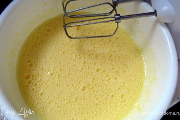 Испечь пасту-бискотто.Для этого миксером взбить яйца с сахаром.