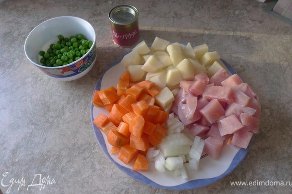 Нарезаем картошку, морковку, лук и куриную грудку кубиками примерно по 1,5см. Не "мельчите")), чем крупнее, тем лучше.