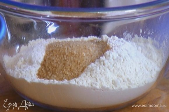 Муку перемешать с сахаром, кокосовой стружкой, солью и разрыхлителем.