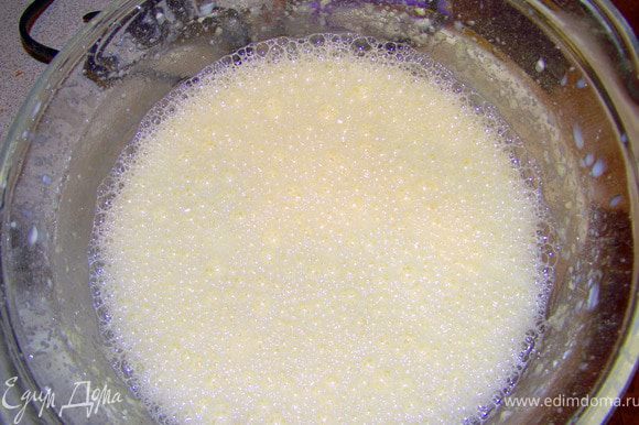 Приготовление крема: В стеклянную миску вбить 1 яйцо, высыпать сахар. Хорошо перемешать. В полученную густую массу добавить 1 ст.л. с горкой муки и ванилин. Опять хорошо перемешать. Добавлять по-немногу молоко, тщательно перемешивая до однородной массы. Поставить на водяную баню и, непрерывно помешивая, почти довести до кипения. К этому моменту масса начнет густеть.