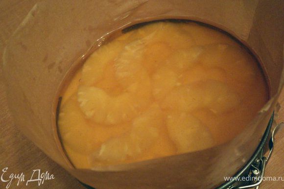 На застывший мусс выложить ананасы и залить охлажденным желе. Поставить в холодильник на 3-4 часа для застывания..