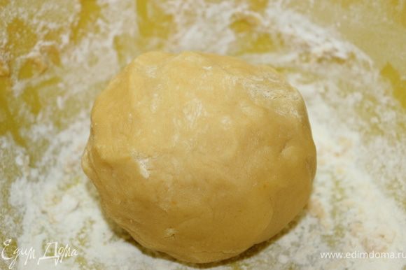 Масло растереть с сахаром и ванильным сахаром. Добавить яйцо,разрыхлитель и муку, замесить тесто.