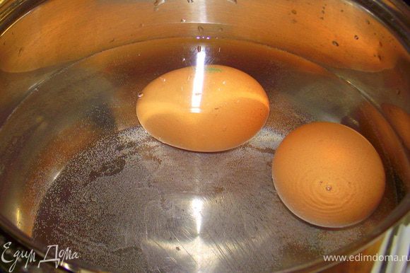 Яйца отварить всмятку, вынуть желтки.