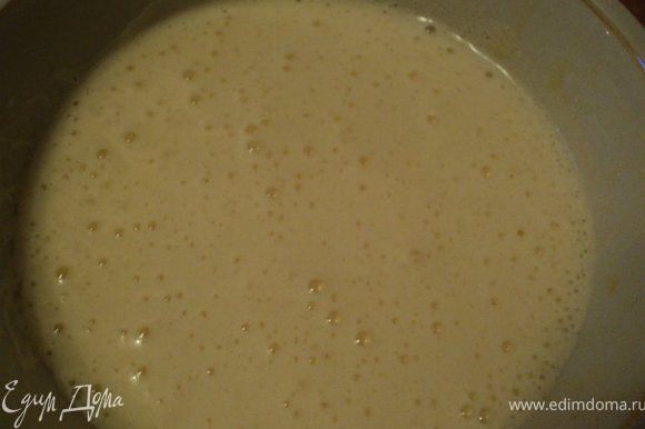Белый бисквит: яйца с сахаром взбить на водяной бане ( посуда с яйцами не должна касаться воды) до увеличения в объеме в 3-4 раза.