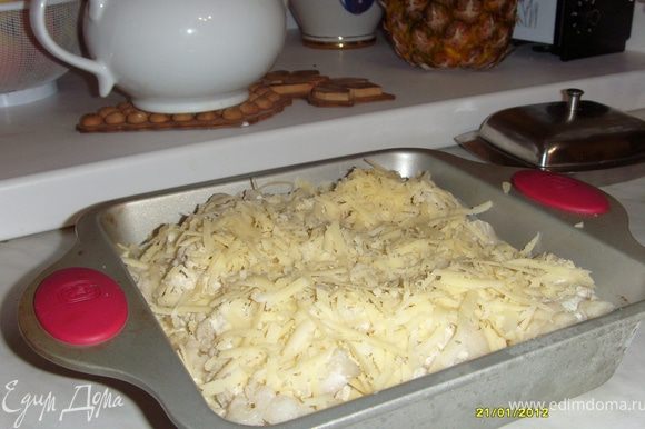 Залейте этой смесью капусту и посыпьте тертым сыром.