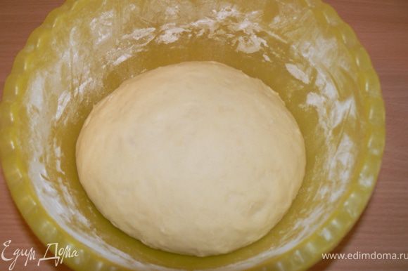 Замесить мягкое, не липнувшее тесто к рукам.Накрыть и поставить в тёплое место, чтобы тесто увеличилось в двое.