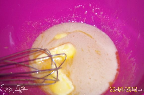 Яйца, сахар, мёд, слив. масло,сода перемешиваем до однородной массы на водяной бане.