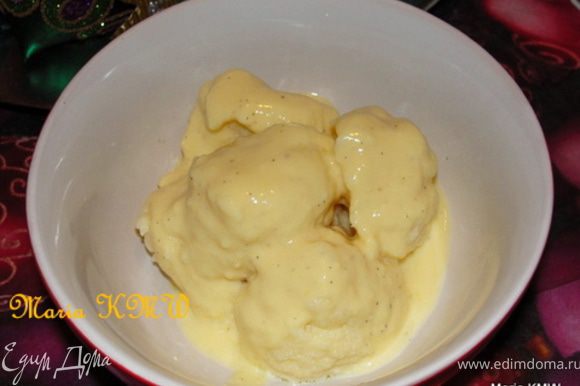 Я подавала клецки с ванильным соусом. После варки просто полила их соусом. http://www.edimdoma.ru/retsepty/35464-klassicheskiy-vanilnyy-sous Приятного аппетита!