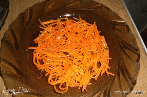Теперь собираем: Выложить дно тарелки морковкой