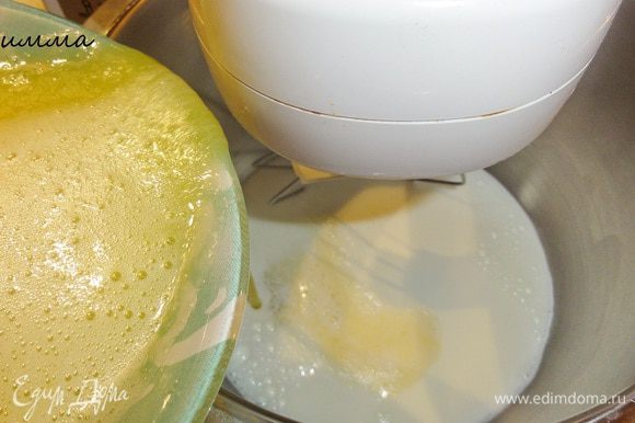 Дрожжи разведите в молоке. Перелейте все чашу для замеса теста. Влейте яйца с сахаром в молоко, добавьте соль и взбивайте на средней скорости.