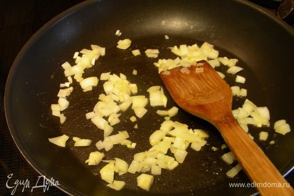 Шинкуем оставшуюся луковицу и чеснок и обжариваем их.