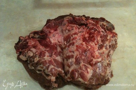 Мясо зачистить от лишнего жира и пленок. Разрезать вдоль волокон на несколько кусков, но не дорезать до конца.